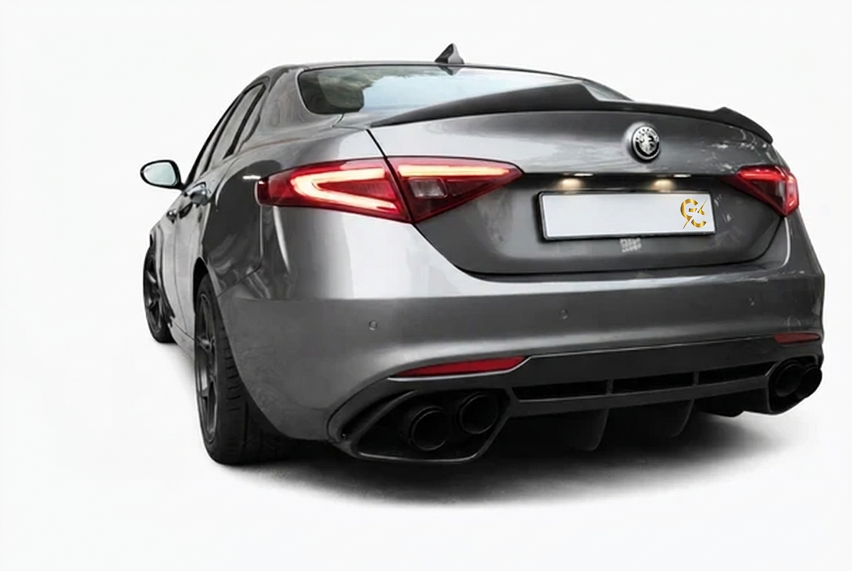 Auto con targa pulita e logo GC dorato